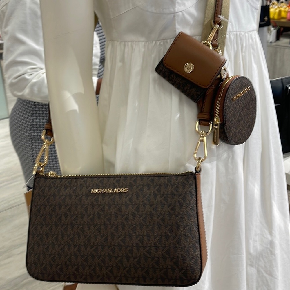 MICHAEL KORS
Jet Set Logo Crossbody Bag with Case for Apple Airpods Pro®
Brown - Picture 9 of 16